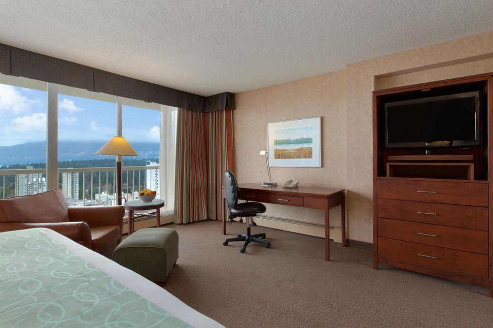 Coast Plaza Hotel And Suites Ванкувър Екстериор снимка
