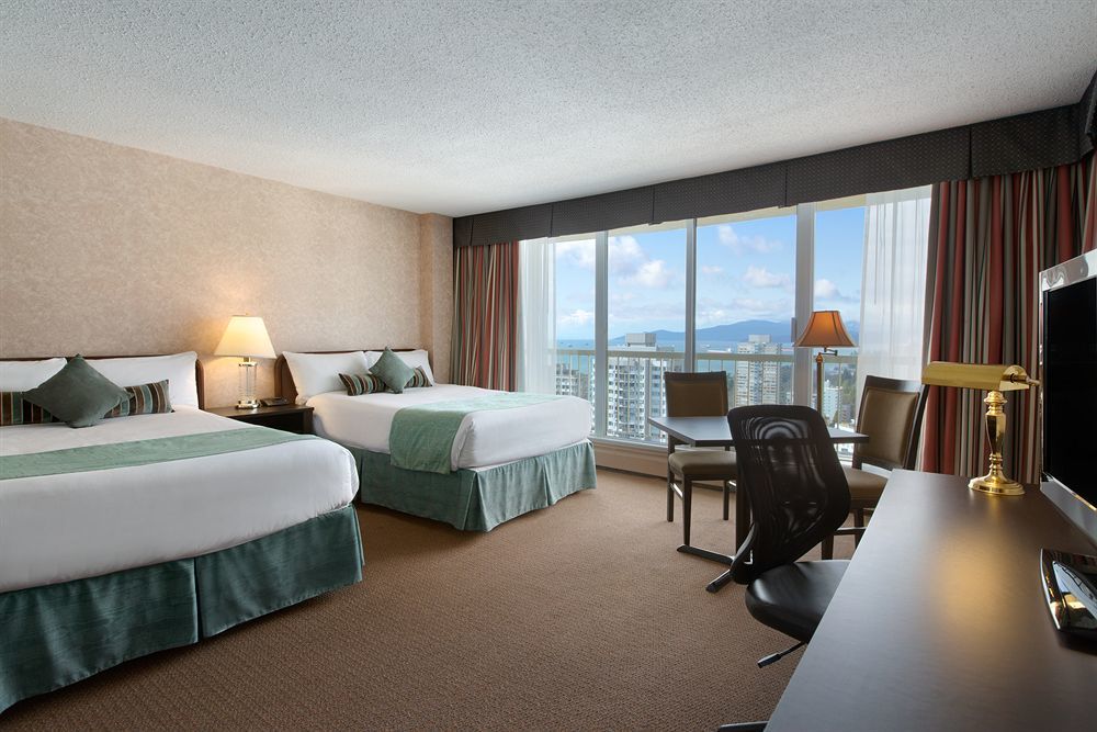 Coast Plaza Hotel And Suites Ванкувър Екстериор снимка